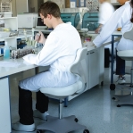 Laboratoriotuoli punainen, korkeus 450-650 mm